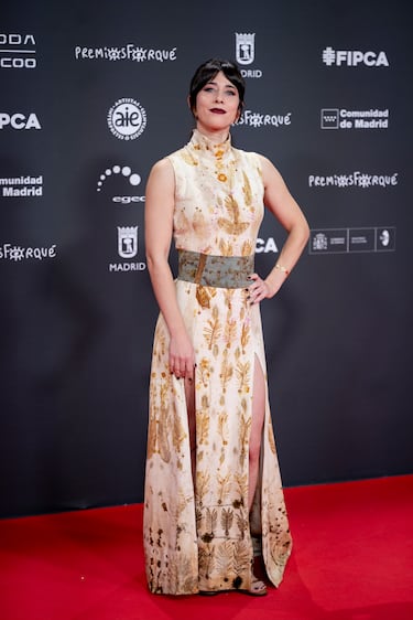 La compositora y cantante Chloé Bird posa en la alfombra roja de la 31 edición de los Premios José María Forqué.