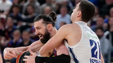 BARCELONA, 24/03/2026.- El ala-pívot del Barça Tornike Shengelia (i) trata de jugar un balón ante Cole Swider, del Anadolu, durante el partido de la fase regular de la EuroLiga de baloncesto que Barcelona y Anadolu Efes disputan hoy martes en el Palau Blaugrana. EFE/ Enric Fontcuberta.
