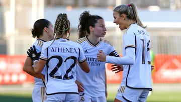 BARCELONA, 17/12/2023.- La centrocampista del Real Madrid Claudia Zornoza (i) celebra con sus compañeras tras marcar el 0-1 durante el partido de la Liga F entre Levante de las Planas y el Real Madrid, este domingo, en Sant Joan D'Espi, Barcelona. EFE/ Toni Albir