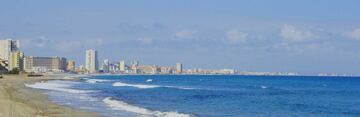 Se encuentra en Cabo de Palos, península de una anchura de 400 m. Los fondos marinos que rodean el entorno forman una de las reservas más importantes del Mediterráneo.  La playa de Levante une La Manga con Cabo de Palos, situándose a los pies del faro la pequeña Cala Túnez, también llamada Cala Cuna. Al otro costado del faro, se encuentra  Cala Fría, desde donde parte un sendero que pasando por las calas de las Escaleritas, del Muerto, Botella y de Las Melvas, se llega al puerto de Cabo de Palos.