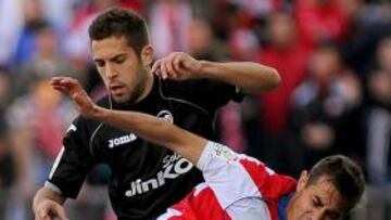 <b>JUVENTUD Y VETERANÍA. </b>Jordi Alba intenta robar el balón a Cortés, ayer titular en el Granada.