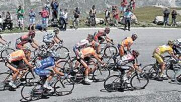 <b>TENSIÓN EN EL GALIBIER. </b>El francés Moreau encabeza el grupo principal antes de que se desaten las hostilidades. Por delante ya marchaba Soler, ganador en Briançon.