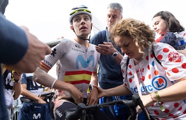 Ivan Romeo, llegó a meta con el lado derecho ensangrentado después de sufrir una caída durante la etapa 20 del Tour de Francia.