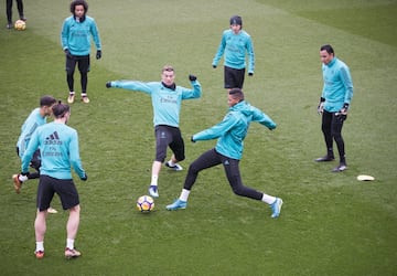 Muchas risas en el entrenamiento del Madrid en el Día de Reyes