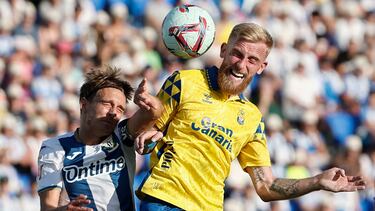 LEGANÉS (MADRID), 25/08/2024.- El delantero de Las Palmas Oliver McBurnie (d) pelea un balón con Sergio González, del Leganés, durante el partido de Liga en Primera División que CD Leganés y UD Las Palmas disputan este domingo en el estadio de Butarque. EFE/Sergio Pérez