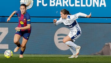 BARCELONA, 06/12/2025.- Carla Julia (i), del FC Barcelona lucha por el balón con Aleksandra Zaremba, del UD Tenerife.