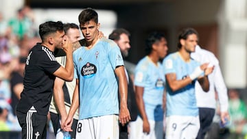 Ariel Broggi, que ejerció de entrenador del Celta contra el Betis, da indicaciones a Gabri Veiga durante el partido disputado en Balaídos.