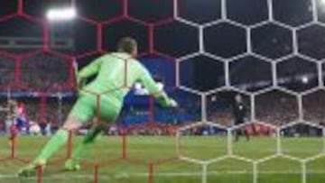 Juanfran, en el momento de marcar el penalti que clasificó al Atlético.