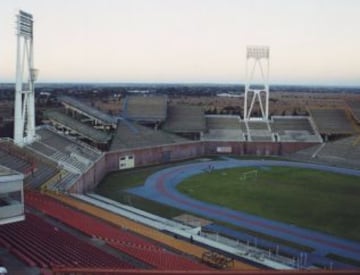 9 - El estadio Mmabatho de Sudáfrica es curioso debido a la orientación de ss gradas: hay sectores cuyo asientos miran directamente a zonas donde no se desarrolla el juego.