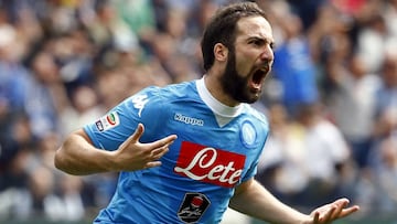 Higua&iacute;n celebra un gol con el N&aacute;poles. 