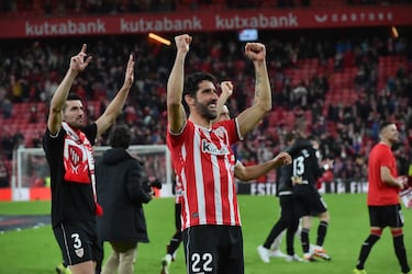 Daniel Vivian y Raúl García, celebran la victoria y el pase a la final de la Copa del Rey.