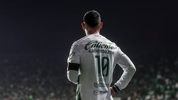 MEX1164. LEÓN (MÉXICO), 28/01/2025.- James Rodríguez de León reacciona este martes, en un partido por la jornada 4 del torneo Clausura 2025 de la Liga MX entre León y Guadalajara en el estadio León en el estado de Guanajuato (México). EFE/ Luis Ramírez