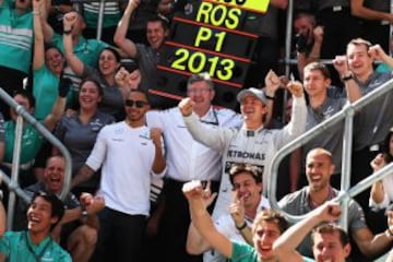 Nico Rosberg celebra con el equipo y con Lewis Hamilton la victoria de la carrera.