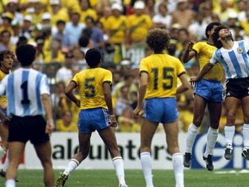 Osvaldo Ardiles portó el 1 durante el Mundial de 1982 celebrado en Argentina ya que estos números estaban designados de manera alfabética. A pesar de ello, Diego Armando Maradona hizo caso omiso y portó el mítico '10'.