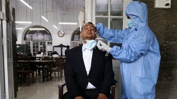 A healthcare worker collects a swab sample from a court employee during a rapid antigen testing campaign for the coronavirus disease (COVID-19), at a court in Mumbai, India, March 25, 2021. REUTERS/Niharika Kulkarni