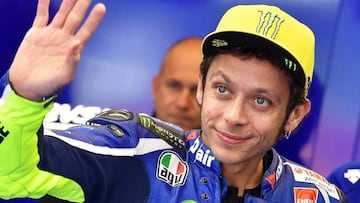 Valentino Rossi saludando a la afición de Mugello.