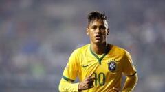 El delantero brasile&ntilde;o Neymar jr. (i) durante el partido Brasil-Per&uacute;. 