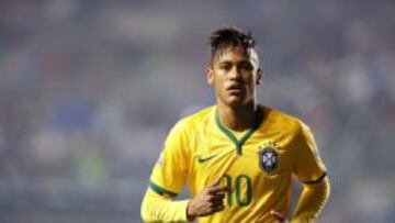 El delantero brasileño Neymar jr. (i) durante el partido Brasil-Perú.