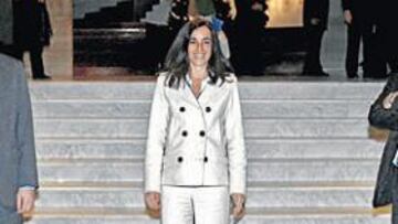 <b>DE LA MANO. </b>Alberto Ruiz-Gallardón, alcalde de Madrid; Mercedes Coghen, consejera-delegada de la candidatura, y Alejandro Blanco, presidente del COE, ayer en Madrid.