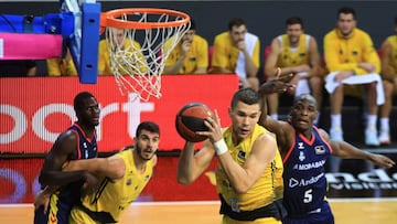 GRAF9793. ANDORRA LA VELLA, 30/01/2021.- El ala-pívot del Iberostar Tenerife Emir Sulejmanovic (2-d) juega un balón ante Bandja Sy (d), del MoraBanc Andorra, durante el partido de la Liga ACB de baloncesto disputado este sábado en el Polideportivo de Andorra. EFE/Fernando Galindo