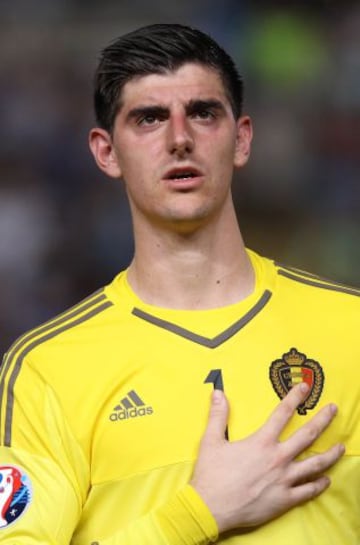 El portero belga Thibaut Courtois se lesionó la rodilla con su selección y es duda para jugar con el Chelsea.