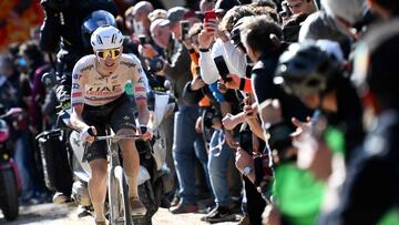 Pogacar lidera la Strade en uno de los tramos de sterrato de la 18ª edición.