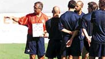 <b>ÚLTIMAS INDICACIONES</B>. Manzano recurrió a la pizarra en el entrenamiento matinal para terminar de preparar el amistoso de la noche.