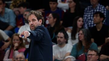 BARCELONA, 04/02/2024.- El entrenador del Barcelona, Roger Grimau, durante el partido de la Liga Endesa de baloncesto que FC Barcelona y Valencia Basket disputan este domingo en Barcelona. EFE/Alberto Estévez
