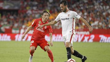 Franco Vázquez controla el balón ante Luka Modric durante el partido de Liga Santander entre Sevilla y Real Madrid disputado en el Ramón Sánchez Pizjuán.