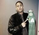 Neymar lució una camiseta del Chapecoense antes del duelo