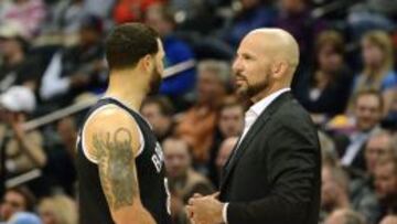 DEN07. DENVER (EE.UU.), 27/02/2014.- El entrenador de Nets, Jason Kidd, habla con su jugador Deron Williams.