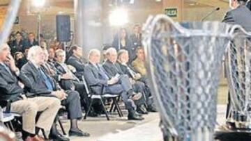 <b>LAS COPAS Y SUS PROTAGONISTAS. </b>Los artífices de los éxitos de la sección de baloncesto del Real Madrid se dieron cita ayer en el Palco de Honor del Santiago Bernabéu.