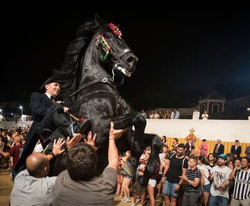 La ciudad menorquina de Ciutadella vibró con los 'Jocs des Pla', una tradición que cada año aglutina a más gente en las fiestas de Sant Joan.