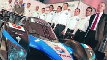 <b>EQUIPO GANADOR. </b>Marc Gené, el segundo por la derecha, junto a sus compañeros y el Peugeot 908.