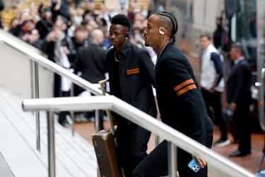 Vinicius y Eder Militao llegando al hotel. 
 
