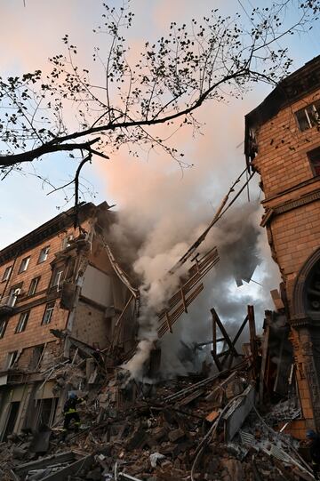 Zaporiyia es una ciudad de Ucrania situada sobre el río Dniéper, centro administrativo de la óblast de Zaporiyia. Este jueves varias explosiones han sacudido la ciudad. Al menos dos personas han muerto esta madrugada en un bombardeo sobre varios bloques de viviendas.