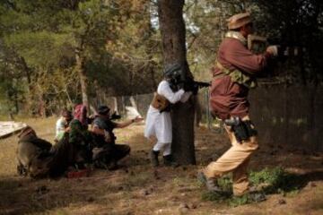 Varios jugadores durante un partido de airsoft en Coin, cerca de Málaga.