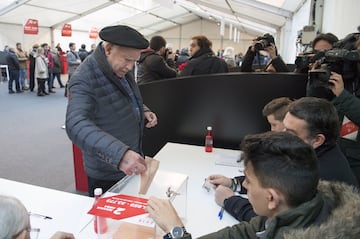 Un socio del Athletic Club durante la votación. 