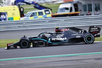 En la penúltima vuelta el piloto finés de Mclaren pinchó la rueda derecha delantera y se vio obligado a entrar en boxes pasando del puesto 2 al 12.