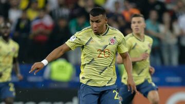 Roger Martínez durante el partido entre Colombia y Chile por Copa América.