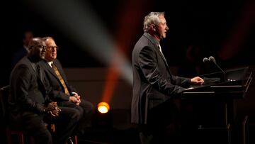 Tres veces campe&oacute;n de la NBA, Toni Kukoc fue inducido en el Hall of Fame tras una carrera llena de &eacute;xitos. Michael Jordan, el encargado de presentarle.