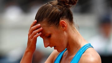 Karolina Pliskova se lamenta tras su derrota ante Maria Sakkari en el Internazionali BNL d'Italia 2018 en el Foro Itálico.