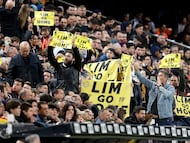 Los seguidores del Valencia protestan durante un partido contra Peter Lim.