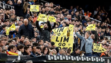 Los seguidores del Valencia protestan durante un partido contra Peter Lim.