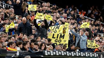 Aficionados del Valencia protestando en Mestalla por la gesti¨®n de Peter Lim.