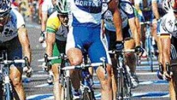 <b>Tantos dedos como victorias</b> Así de chulo y desafiante, recordando con los dedos de su mano el número de victorias que lleva en este Tour, se mostró el italiano Alessandro Petacchi.