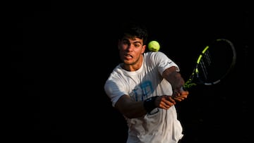 El tenista español Carlos Alcaraz golpea la bola durante su sesión de entrenamiento previo al ATP 25O de Argentina, Open de Buenos Aires, el 11 de febrero.