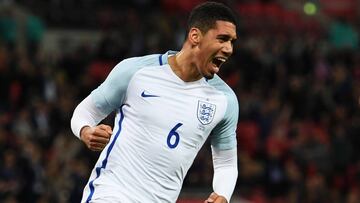 Chris Smalling celebra el gol.