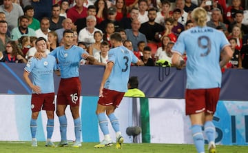 Los jugadores del Sevilla celebrando el gol 0-2