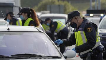 Varios agentes de Polic&iacute;a Nacional realizan un control de movilidad en la parroquia de O Casti&ntilde;eiri&ntilde;o (Santiago de Compostela), en la entrada y salida Santiago hacia Ourense, Galicia (Espa&ntilde;a), a 3 de noviembre de 2020. La Xunta